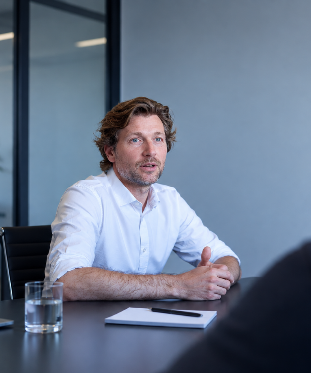 Zakelijk gesprek over het werven van Belgische salesprofessionals